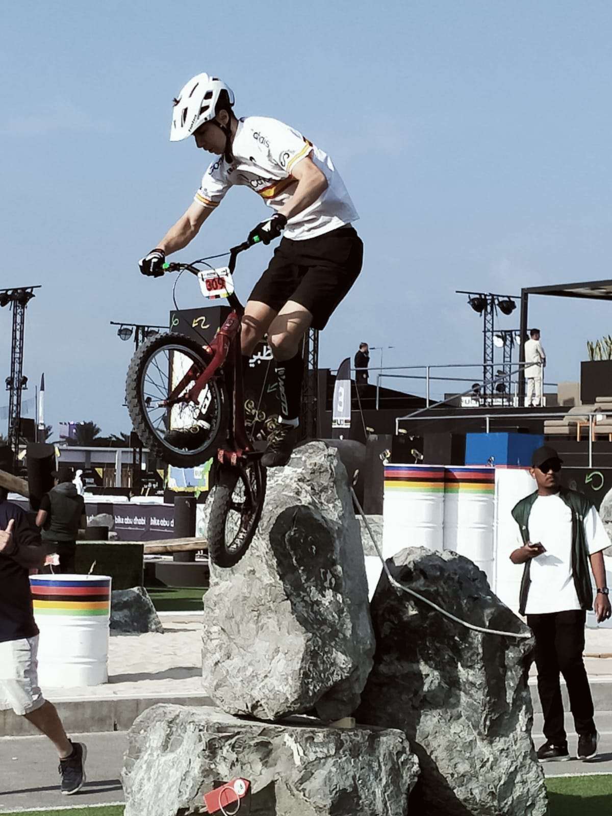 Mikel Azcona, en el Campeonato del Mundo de Trial Bici 2024: Un inicio prometedor con un final agridulce